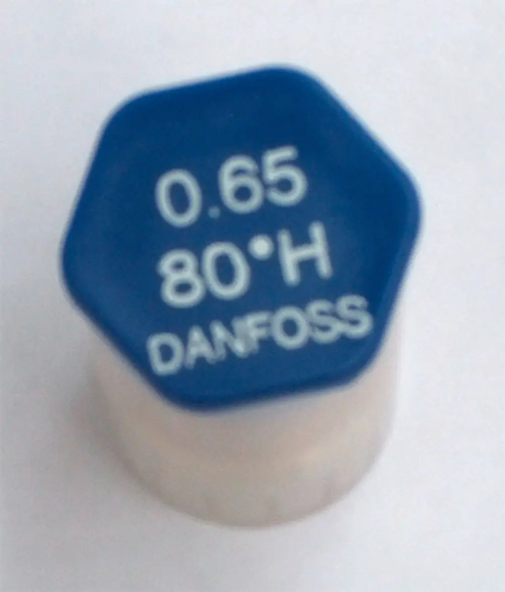 Blaue Düse mit hexagonalem Kopf, Beschriftung: 0.65 80°H Danfoss. Geeignet für Daikin Heizsysteme. Ansichtsseite auf weißem Hintergrund.